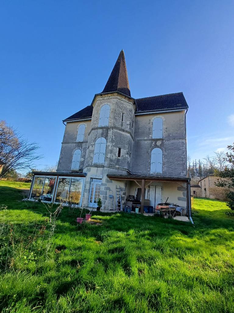 DOMAINE DE CARACTERE A RENOVER SUR 3 H